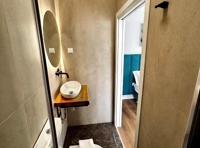 Relax And Explore And * リスボン