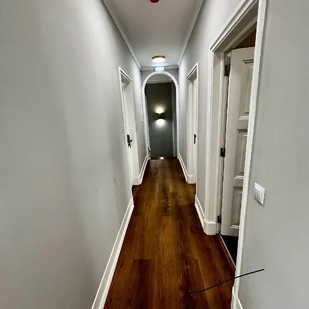 Relax And Explore And * Lissabon