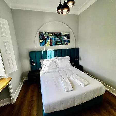 Relax And Explore And Lissabon